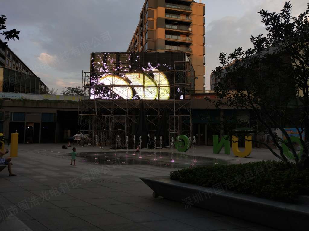 杭州七堡地铁站69平方玻璃LED幕墙屏项目